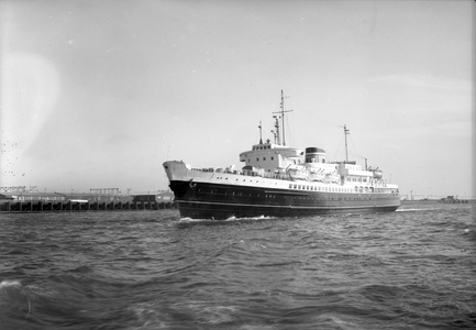 854056 Afbeelding van het motorschip Koningin Emma van de S.M.Z. (Stoomvaart-Maarschappij Zeeland) nabij Hoek van Holland.